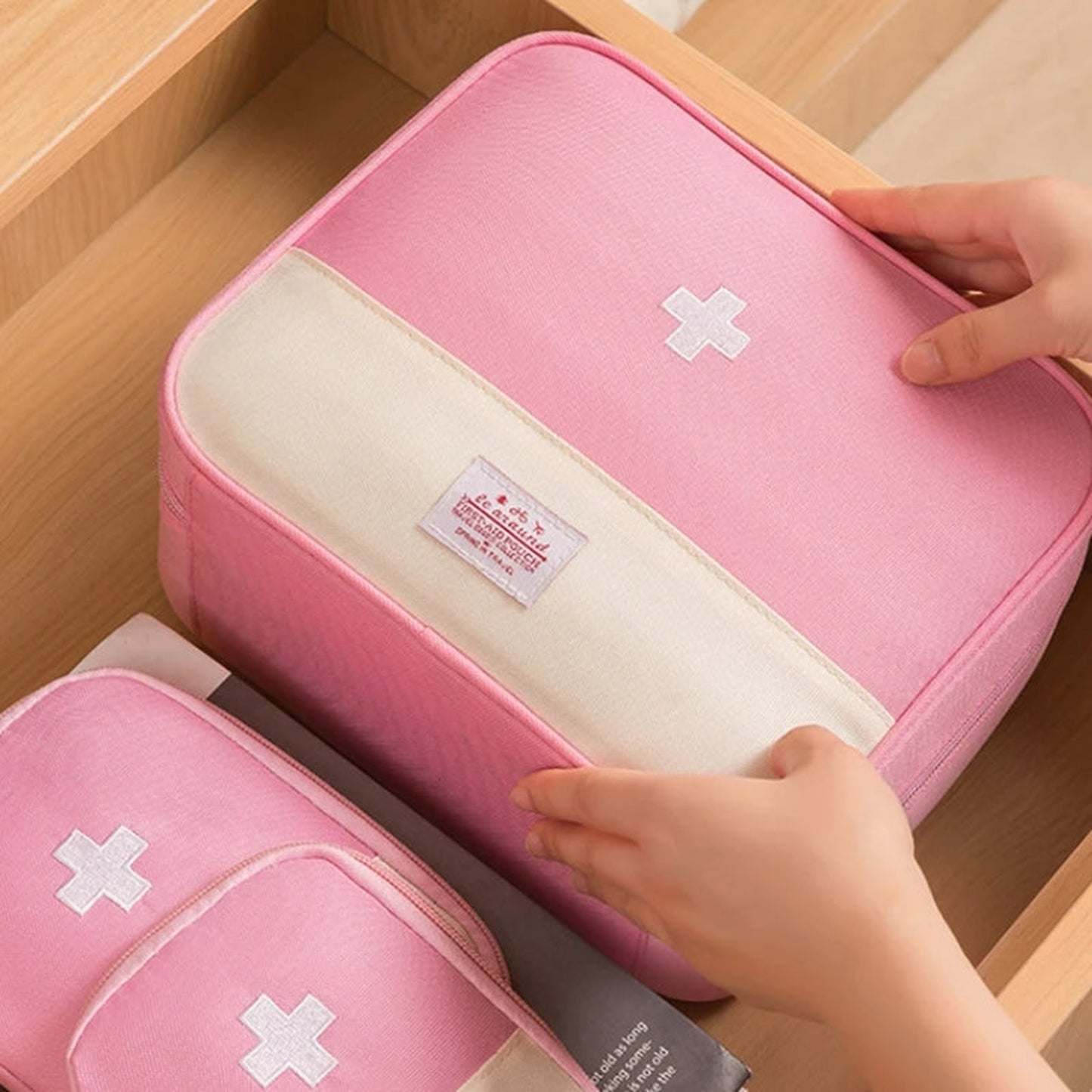 reise medikamententasche nahaufnahme geöffnete tasche - Gelb - Rot - Rosa - Blau