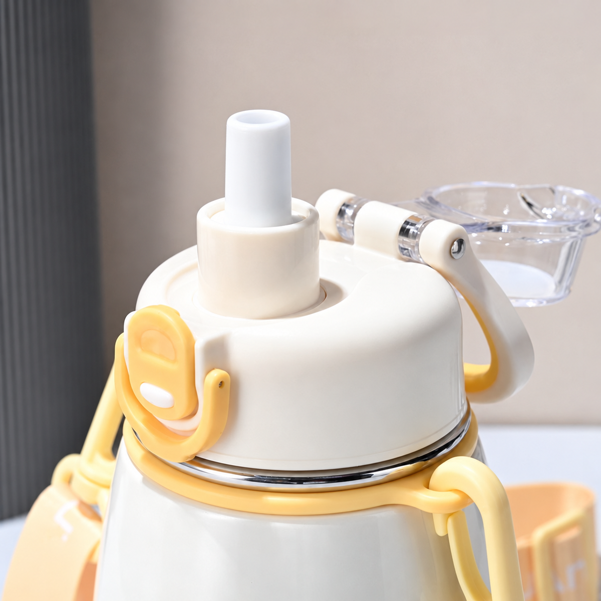 Gourde inox enfant blanche, gros plan du couvercle et du bec verseur