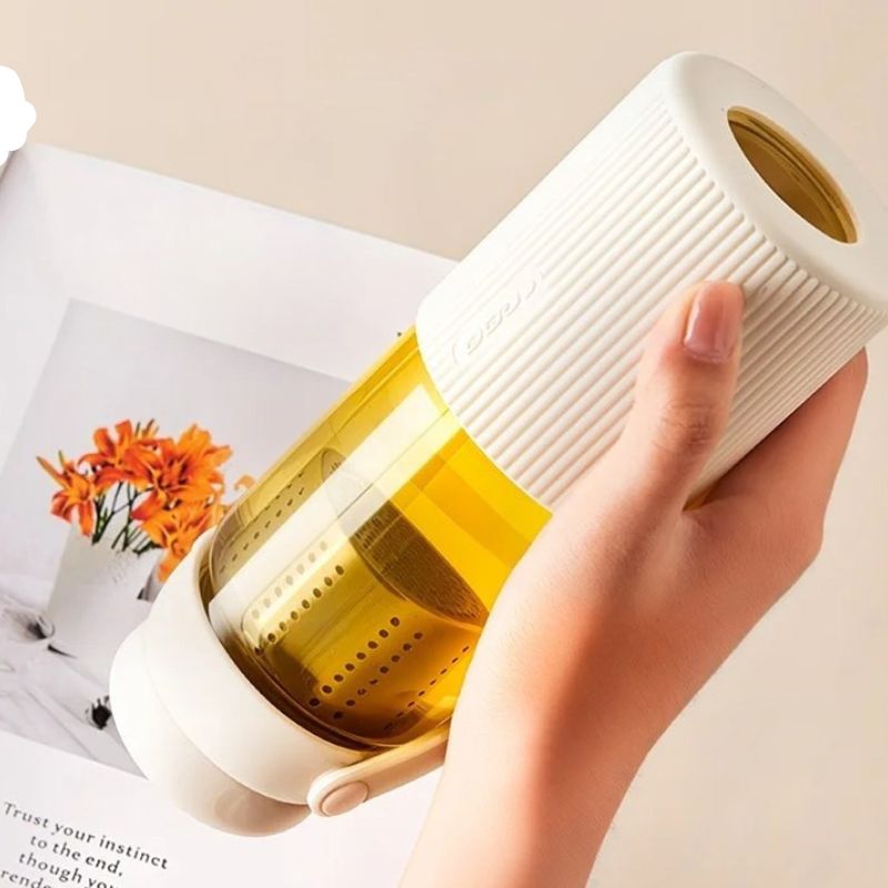 trinkflasche glas mit infuser in der hand - Grün - Weiß - Violett