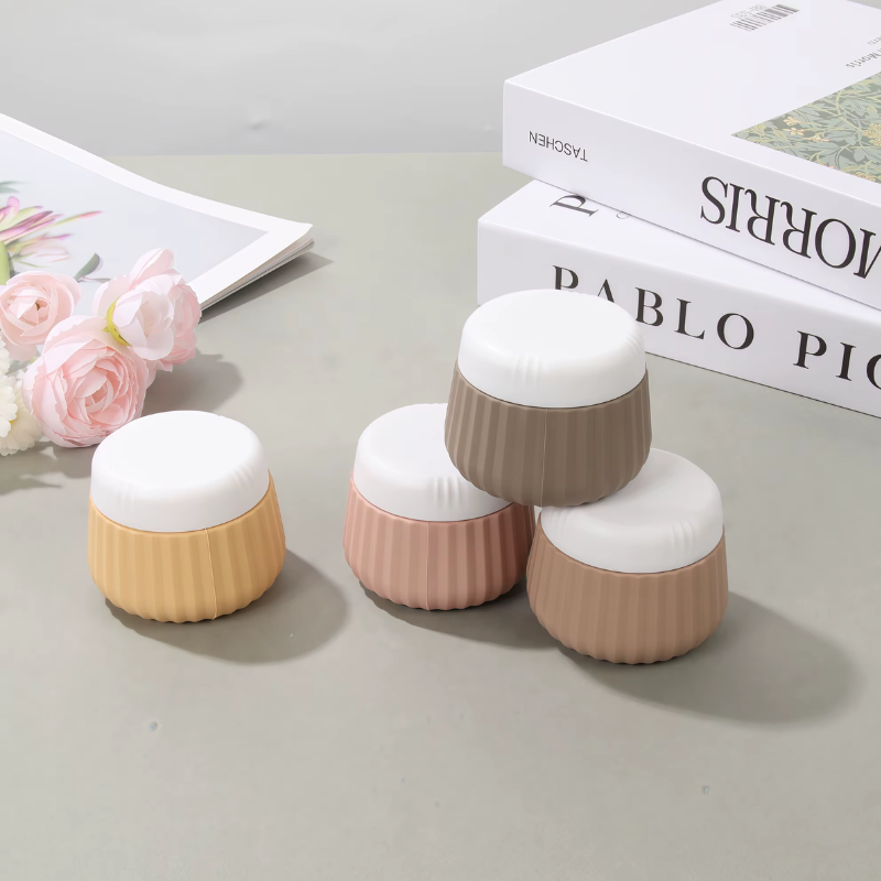 leere reise flasche für creme vier flaschen gestapelt - Beige - Rosa - Grün - Blau - Mehrfarbig