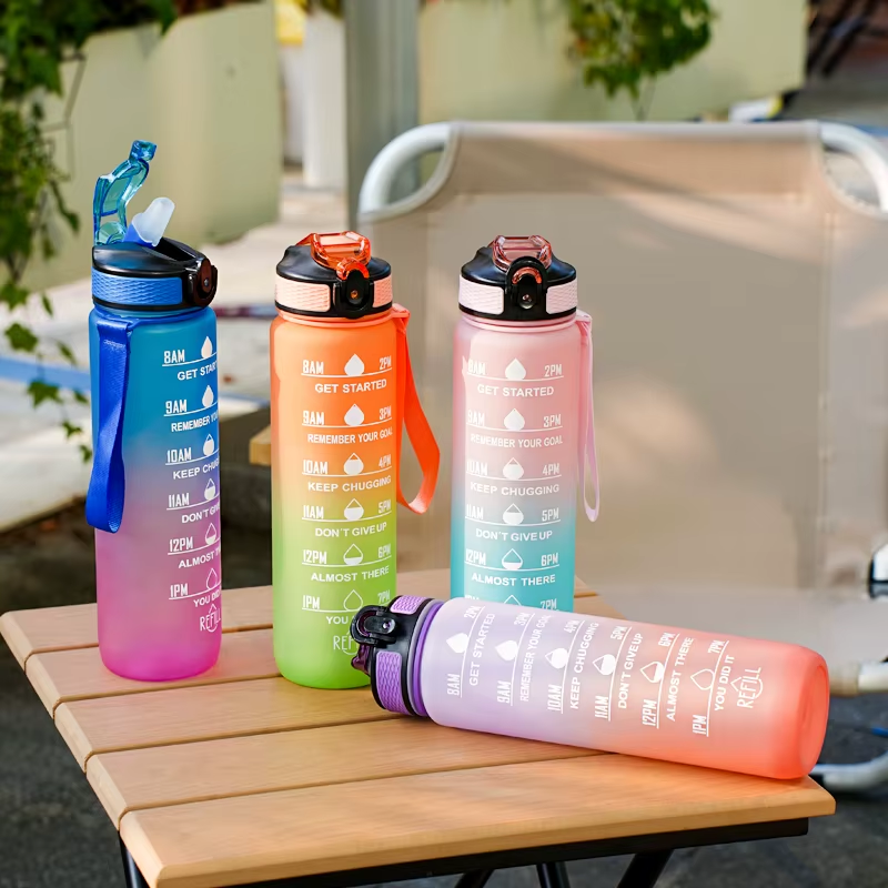 trinkflasche mit strohhalm vier flaschen ausgerichtet - Violett und Gelb - Himmelblau - Türkis - Rosa - Schwarz - Rot und Schwarz - Rosa und Blau - Rosa und Türkis - Türkis und Fuchsia - Schwarz und Weiß