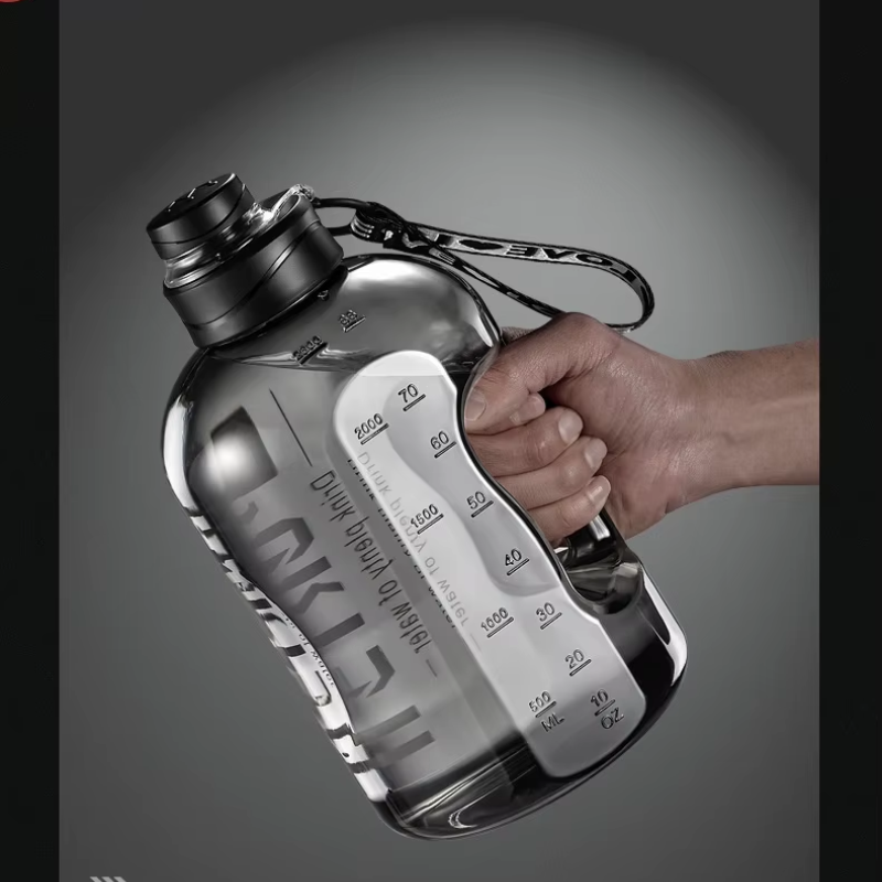 trinkflasche in der hand gehalten - Schwarz