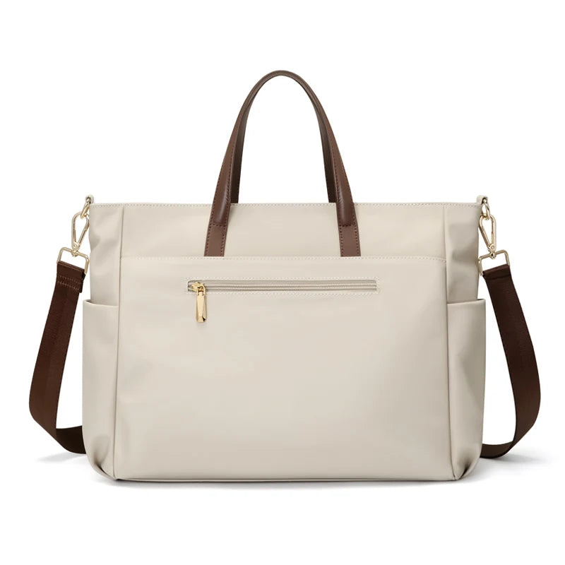reisetasche frau nahaufnahme reißverschluss - Beige