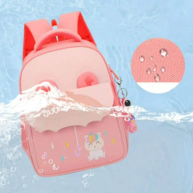 rucksack kind personalisiert nahaufnahme auf dem rucksack - Violett - Himmelblau - Rosa - Marineblau und Orange - Marineblau und Himmelblau - Marineblau und Grün