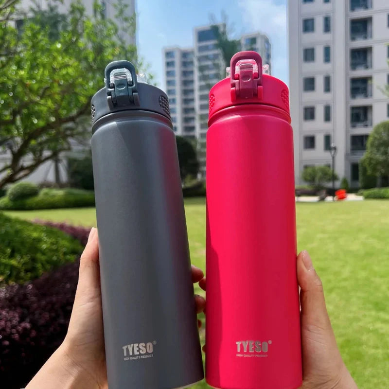 edelstahl trinkflasche zwei flaschen in der hand - Rosa - Grün - Rot - Schwarz - Blau - Weiß