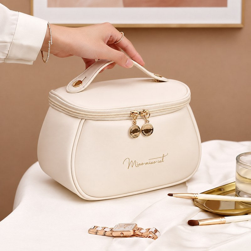 Trousse de toilette femme PU beige, mise en situation coiffeuse