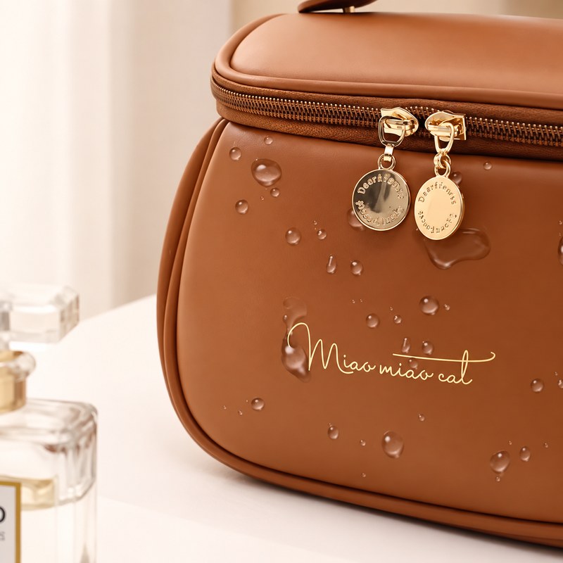 Trousse de toilette femme PU camel, démonstration matière imperméable